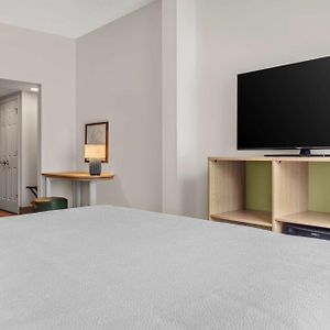 King Room Bath Tub Mobility Hearing Access